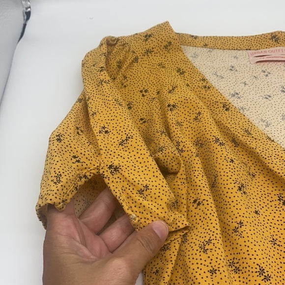 Urban Outfitters - Yellow Floral Puff Sleeve Button Up Top Size Small - Picture 7 of 9